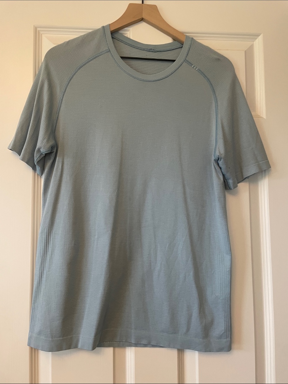 Lululemon Light Blue Men’s metal vent tech Crew Neck Shirt